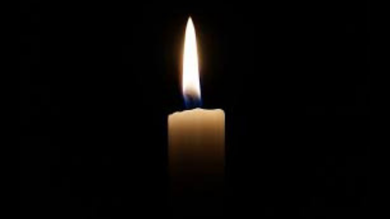 Cover image for THE CANDLE