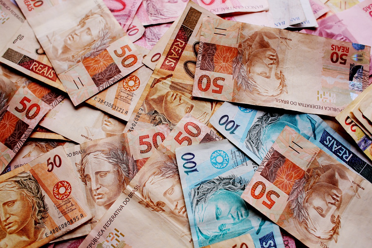 Gastando Um Trilhão de Reais em Merdas