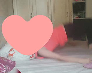 Ideamus - Girl jumping on a bed