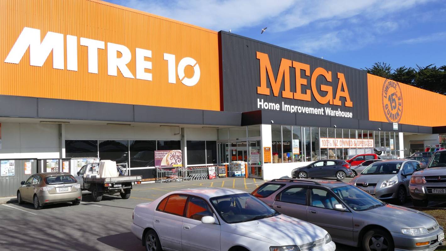 Fat Elvis Goes To Mitre 10 Mega