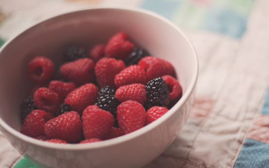 Bol de framboises appétissantes - image d'origine à convertir