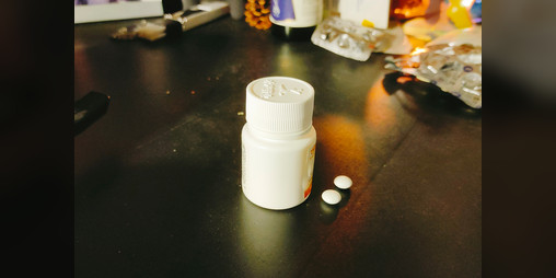 Cover image for 药：绝望的解决手段(Medicine: The Remedy of Sheer Desperation)