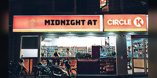 Cover image for Midnight at Circle K